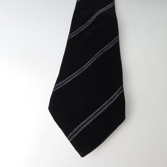 Giorgio Armani Velvet Black Tie With Subtle Metallic SilverThreaded Stripes 56” - Picture 8 of 11